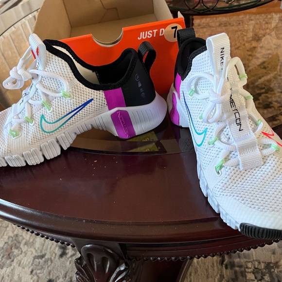 Brand new nike shoes - Picture 4 of 9